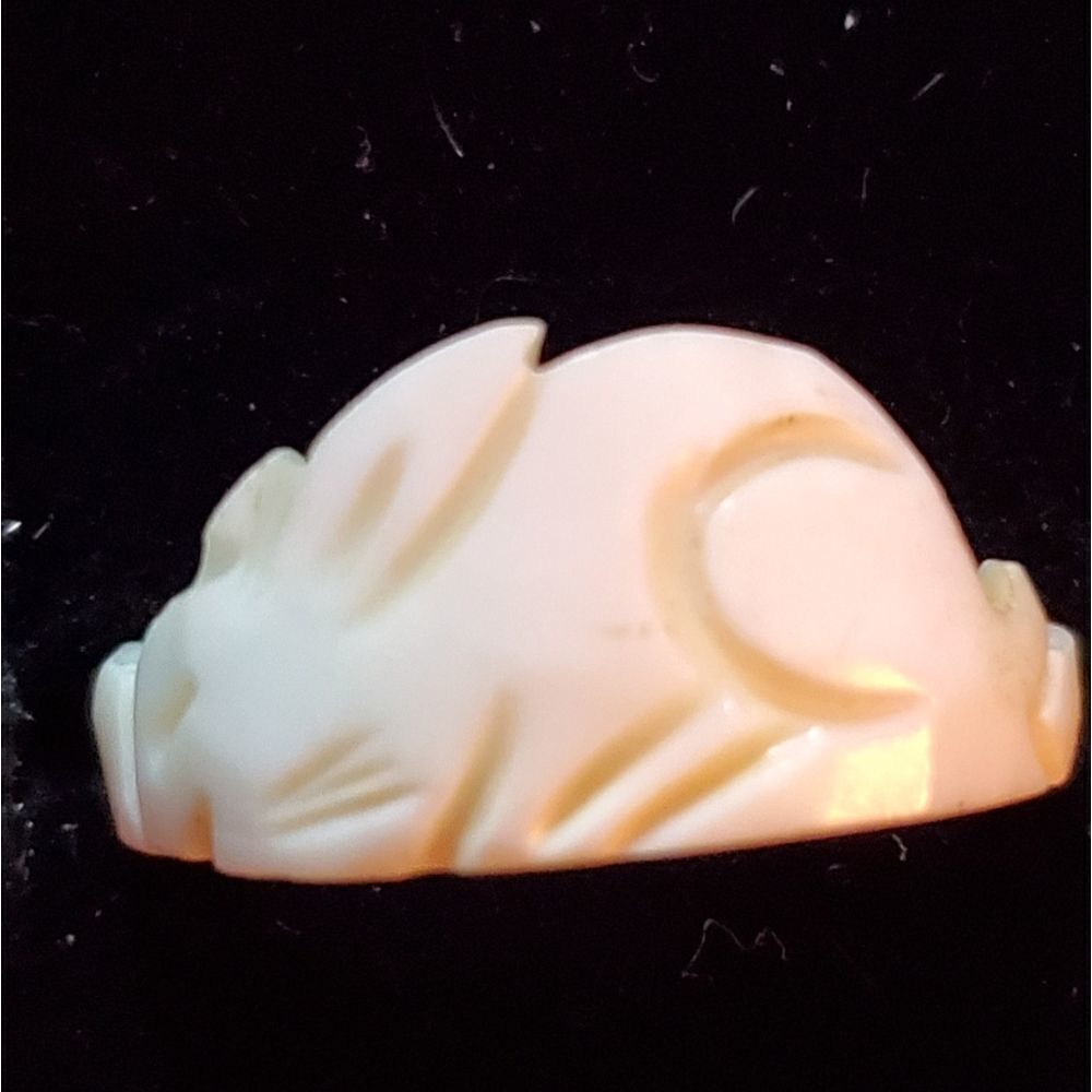 Cream Carved Shell Rabbit Ring